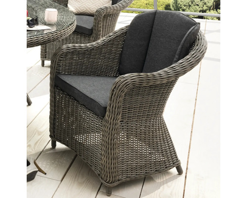 Geflochtener Rattansessel mit grauen Polstern für den Außenbereich