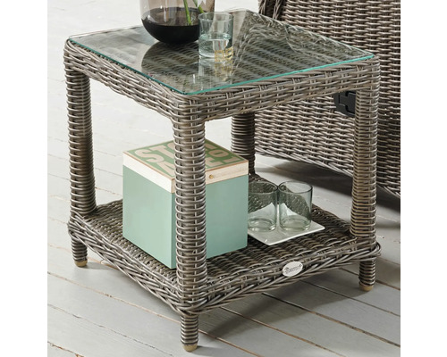 Geflochtener Beistelltisch mit Glasplatte und Ablagefläche