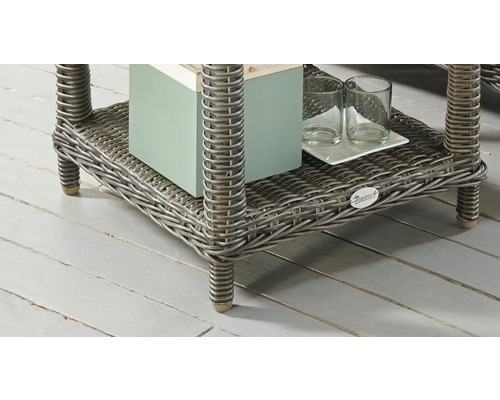 Detailansicht eines Rattantisches mit Ablagefläche