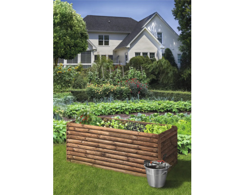 Hochbeet aus Holz im Garten mit Gemüse und Gartenzubehör