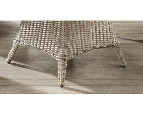 Detailansicht eines Rattansessels mit Beinen.