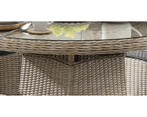 Detailansicht eines Gartentisches mit Glasplatte und Rattanstruktur