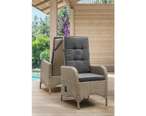 Zwei geflochtene Gartensessel mit grauen Kissen stehen auf einer Holzterrasse.