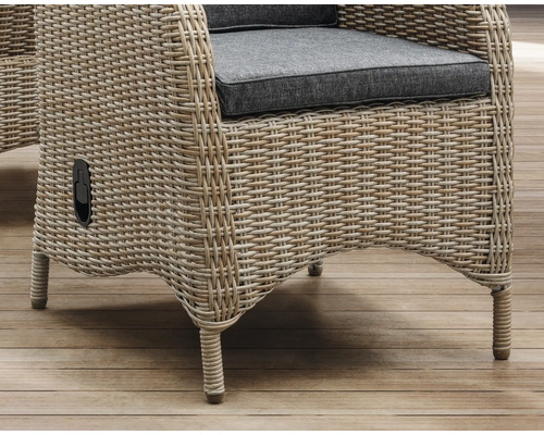 Detailansicht eines Rattansessels mit grauem Sitzkissen