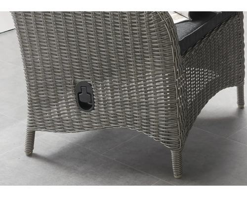 Detailansicht eines Rattansessels mit Polster und Verstellmechanismus