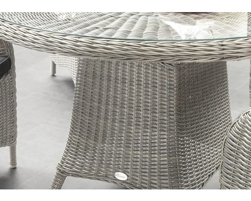Detailansicht eines Gartentisches mit Glasplatte und Rattanstruktur