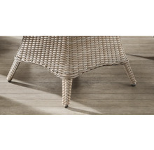 Detailansicht eines Rattansessels mit geflochtenem Design und stabilen Beinen