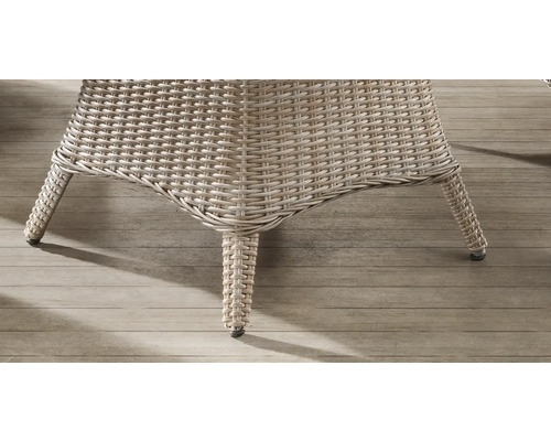 Detailansicht eines Rattansessels mit geflochtenem Design und stabilen Beinen