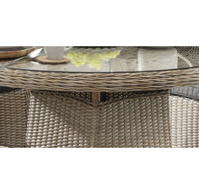 Detailansicht eines Gartentisches mit Glasplatte und Rattanstruktur