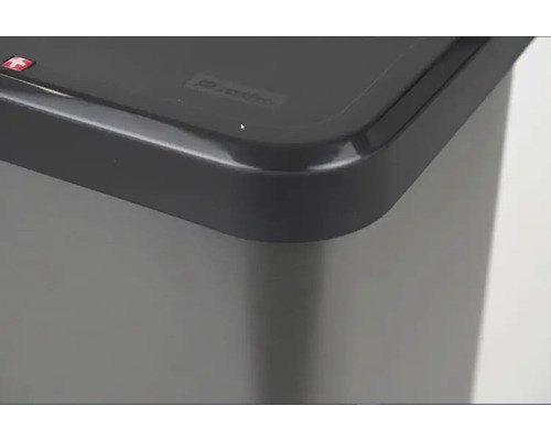 Detailansicht eines Treteimers mit Rothe Logo und Schweizer Kreuz