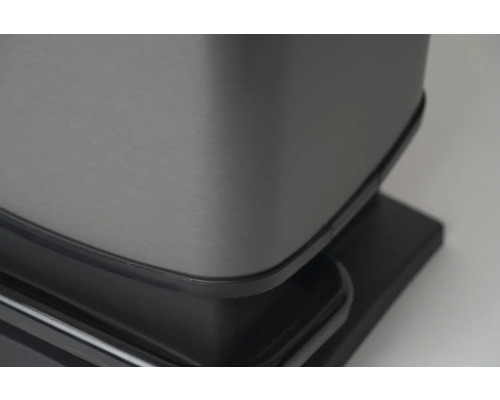 Detailansicht eines Abfallbehälters aus Metall und Kunststoff