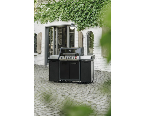 Grillwagen mit Türen und Rädern im Aussenbereich.