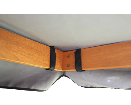 Detailansicht der Holzkonstruktion mit Stoffbezug