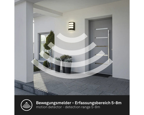 Außenwandleuchte mit Bewegungsmelder vor einem Hauseingang