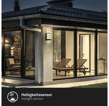 Haus mit beleuchteter Aussenwandleuchte und Helligkeitssensor