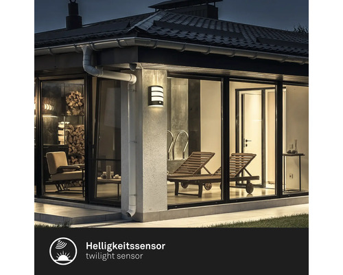 Haus mit beleuchteter Aussenwandleuchte und Helligkeitssensor