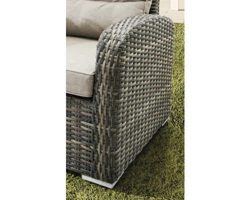 Detailansicht eines Gartensessels mit Rattanstruktur und Polster