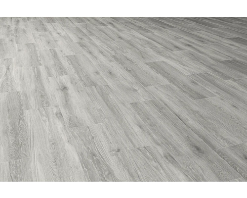 Heller Laminatboden mit Holzoptik verlegt.