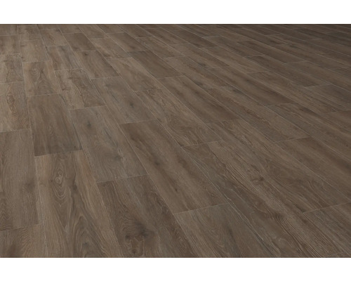 Verlegung von Laminatboden in Holzoptik.