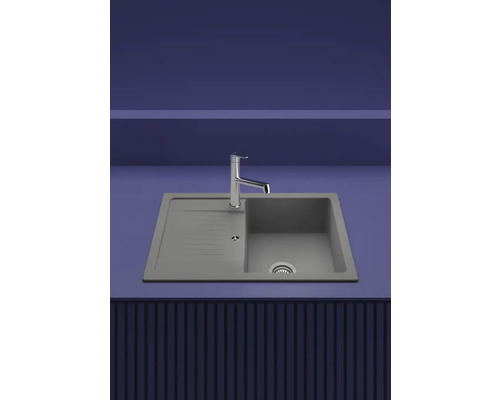 Spüle mit Abtropffläche und Wasserhahn