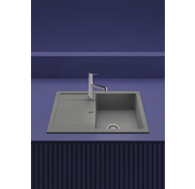 Spüle mit Abtropffläche und Wasserhahn