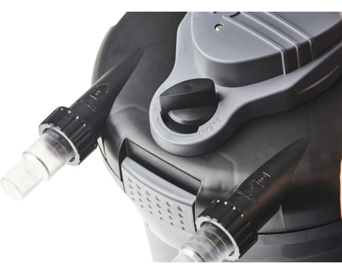 Detailaufnahme eines Teichfilters mit Anschlüssen und Reinigungsmechanismus.