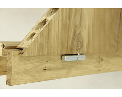 Detailansicht einer Holzkonstruktion mit Scharnier