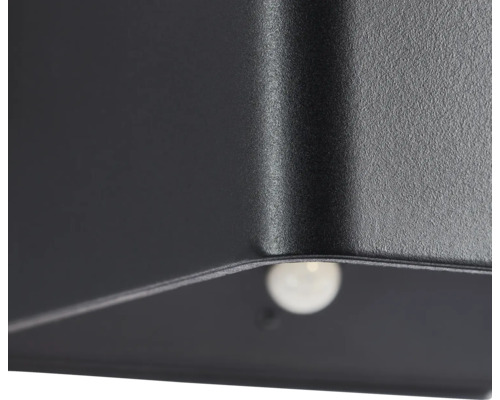 Detailaufnahme einer Aussenleuchte mit Bewegungsmelder