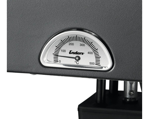 Nahaufnahme eines Temperaturanzeigers mit dem Enders Logo an einem Grillgerät.