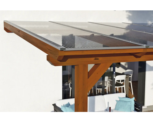 Detailansicht einer Terrassenüberdachung mit Holzrahmen und transparentem Dach