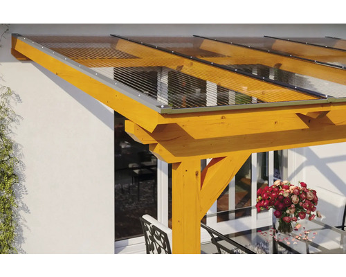 Überdachung mit Holzkonstruktion und transparenten Platten