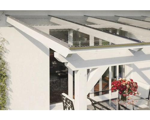 Terrassenüberdachung mit transparenten Platten und Holzkonstruktion