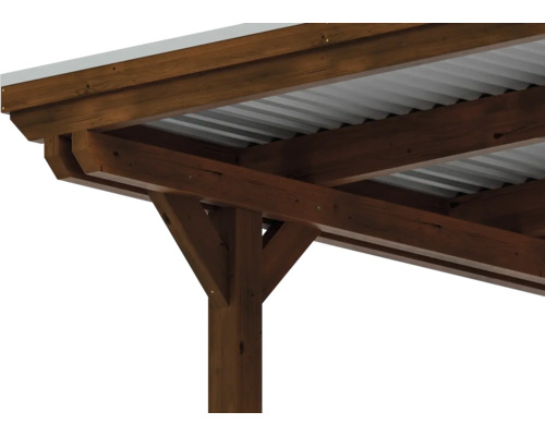 Detailansicht einer Holzpergola mit Metalldach