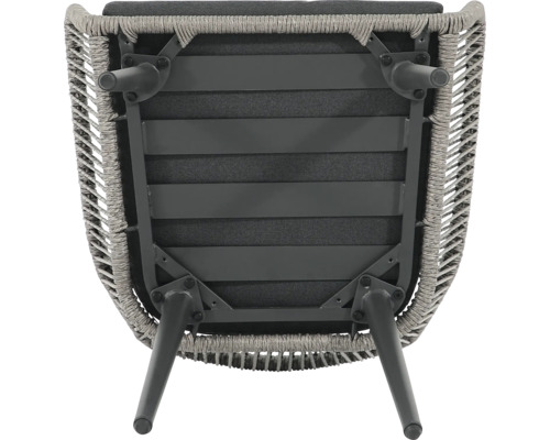 Unterseite eines Sessels mit geflochtenem Rahmen und Beinen