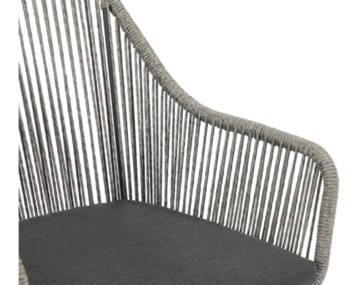 Detailansicht eines Stuhls mit Seilbespannung und Sitzkissen