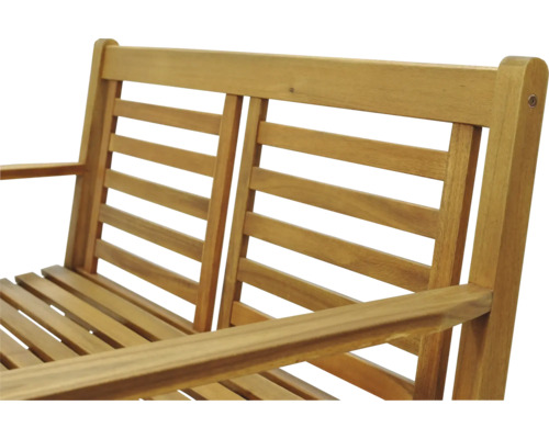 Detailansicht einer Gartenbank aus Holz mit Armlehnen