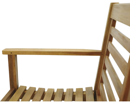 Detailansicht eines Holzgartenstuhls mit Armlehne