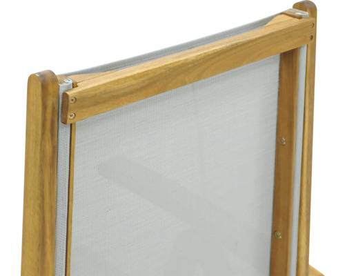 Detailansicht einer Gartenliege mit Holzrahmen und Netzbespannung.