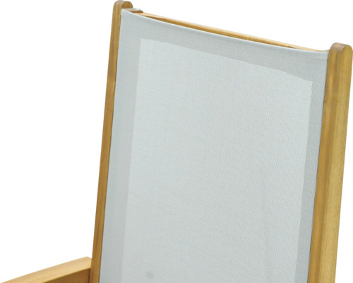 Detailansicht einer Gartenliege mit Holzrahmen und Stoffbespannung