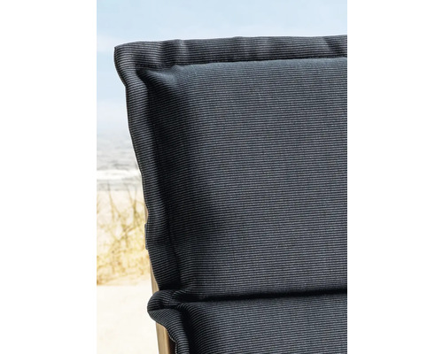 Detailaufnahme einer grauen Gartenstuhlauflage