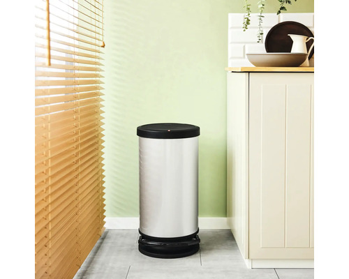 Abfalleimer aus Stahl mit Pedal in einer Küche