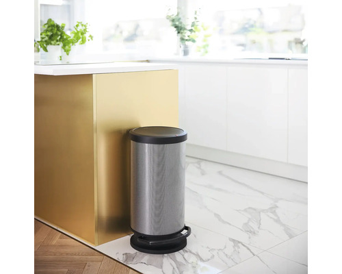 Treteimer aus Metall in einer hellen Küche