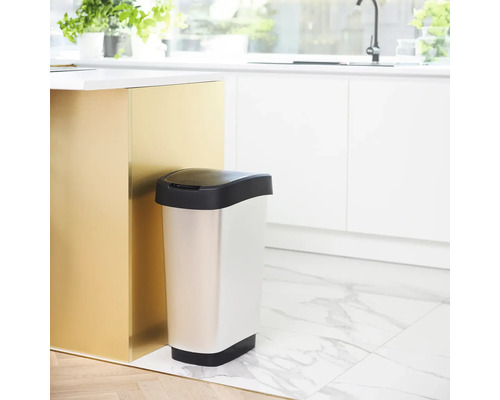 Abfalleimer aus Edelstahl mit schwarzem Deckel in einer Küche
