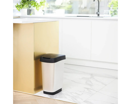 Abfalleimer aus Edelstahl in einer modernen Küche.