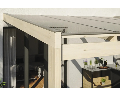 Detailansicht einer Terrassenüberdachung aus Holz mit durchsichtigem Dach