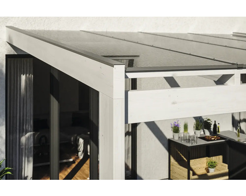Detailansicht eines Holzterrassenüberdachung mit Polycarbonatplatten