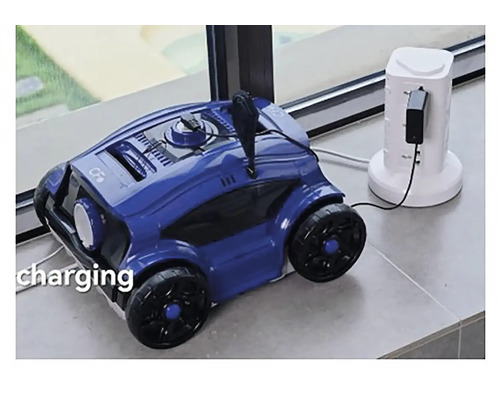 Blauer Poolreinigungsroboter lädt an Ladestation