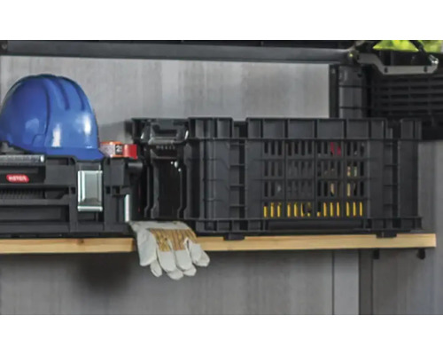 Regalsystem mit Werkzeugkiste, Schutzhelm und Arbeitshandschuhen