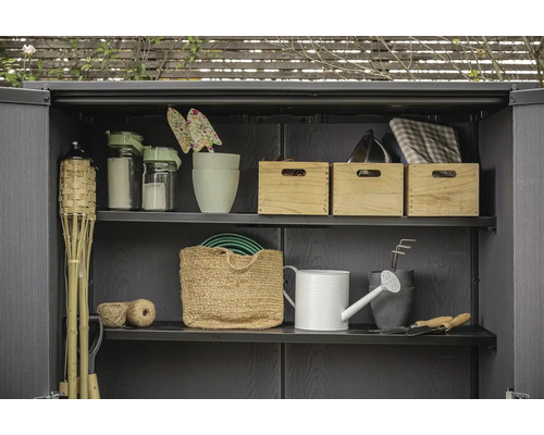 Gartenregal mit Gartengeräten, Pflanzgefäßen und Aufbewahrungsbehältern