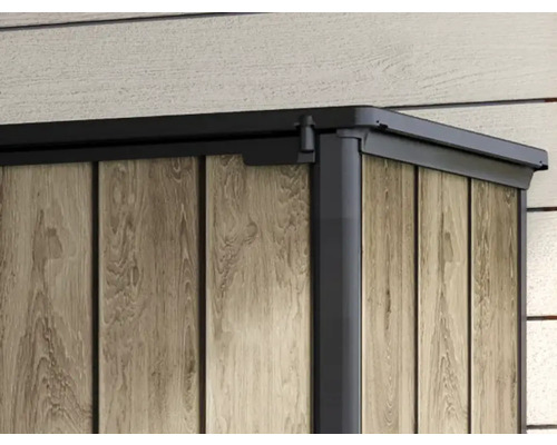 Detailansicht eines Gerätehauses mit Holzverkleidung und dunklem Rahmen